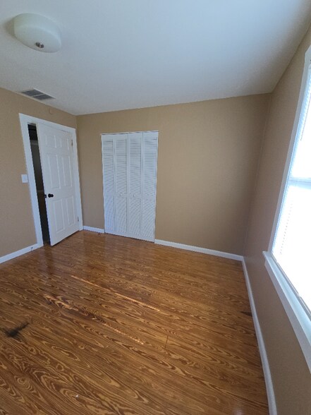 Building Photo - 906 Johns St