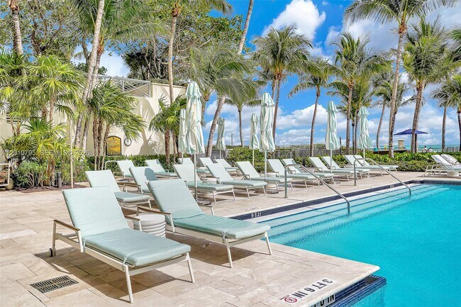 Building Photo - 16051 Collins Ave