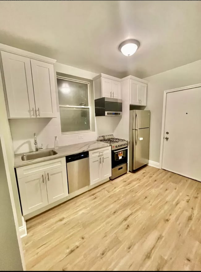 Building Photo - 3720 N Clark St