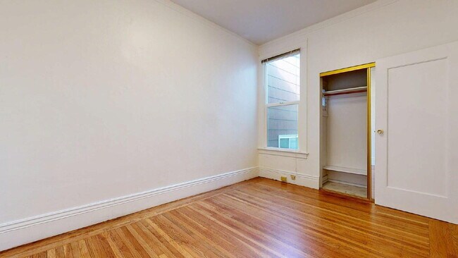 Building Photo - Bright Top-Floor 2BR / 1.5BA Apartment North of Panhandle & Next to Golden Gate Park