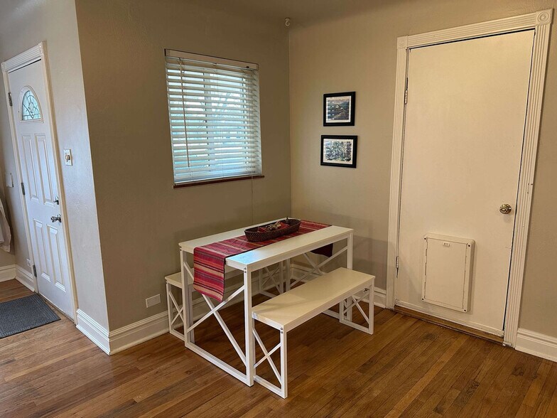 Building Photo - 2933 Ivanhoe St