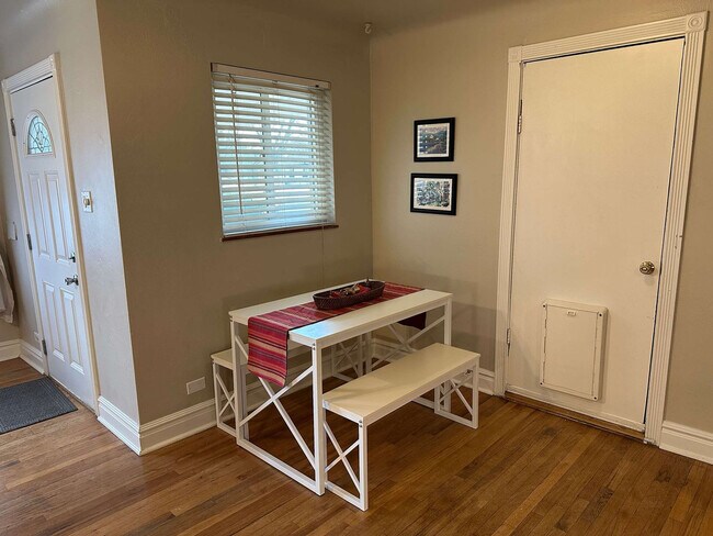 Building Photo - 2933 Ivanhoe St