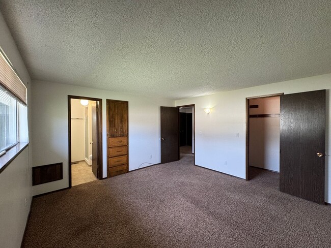 Building Photo - 612 S 44th Ave