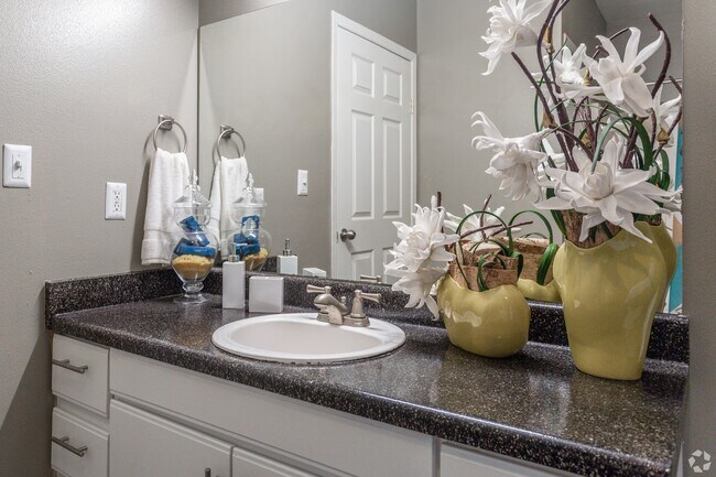 Building Photo - Modern Living with Breezy Comfort!
