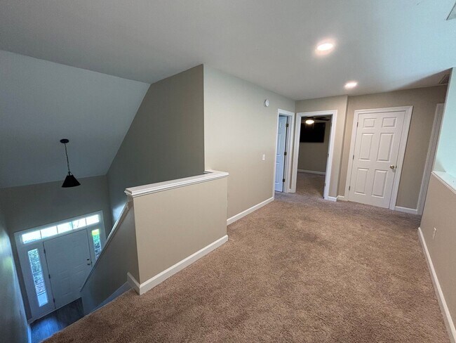 Building Photo - 3 Bed 2.5 Bath Town Home in Carleton Place ~ Students Welcome with Co-Signers!