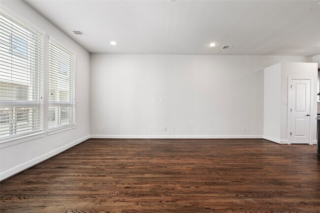 Building Photo - 1013 W 17th St