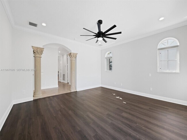 Building Photo - 827 SE 2nd Ct