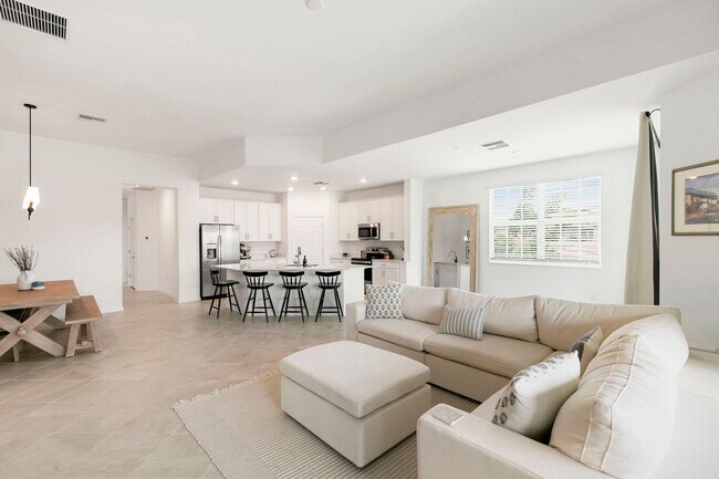 Building Photo - Stylish Corner Coach Home in Prime Fort My...