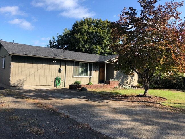 Primary Photo - 3 bedroom 2 bathroom house in Thurston!