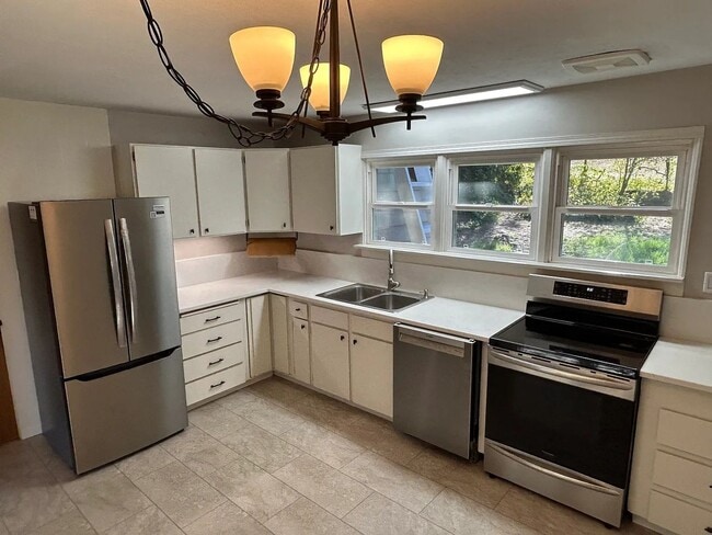 Building Photo - 4 Bedroom, 2 Bathroom House in SE Eugene