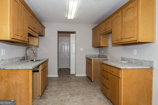 Building Photo - 70 Savoy Park Dr