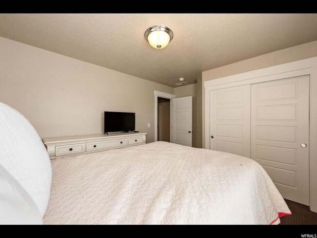 Building Photo - Great Daybreak Home Available!