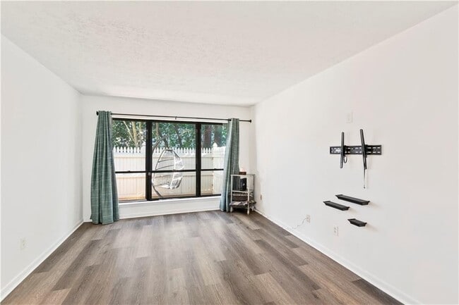 Building Photo - 2685 Meadowlawn Dr