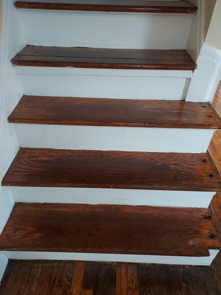 steps to 2nd floor - 4848 Brenda Dr