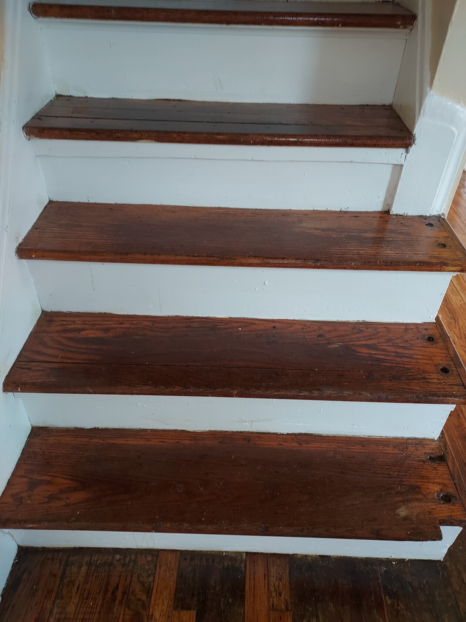 steps to 2nd floor - 4848 Brenda Dr