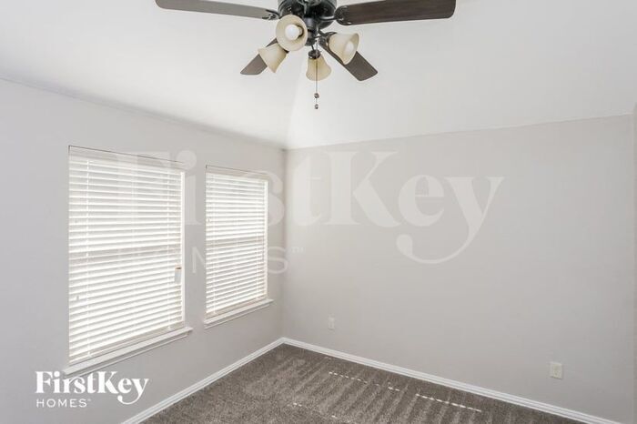 Building Photo - 528 Sagebrush Ln