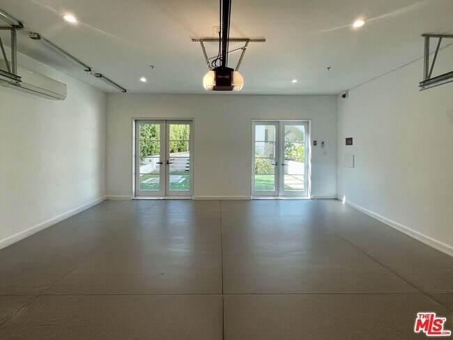 Building Photo - 610 N Arden Dr