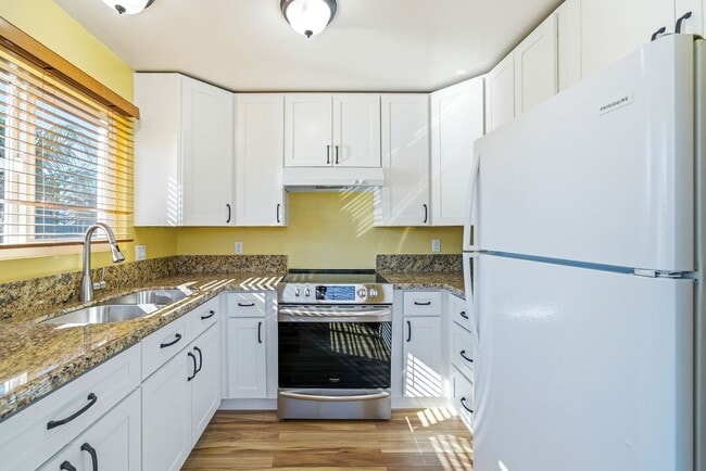 Building Photo - Updated and Well Maintained 2 Bedroom Apartment in the Heart of Old Towne Orange