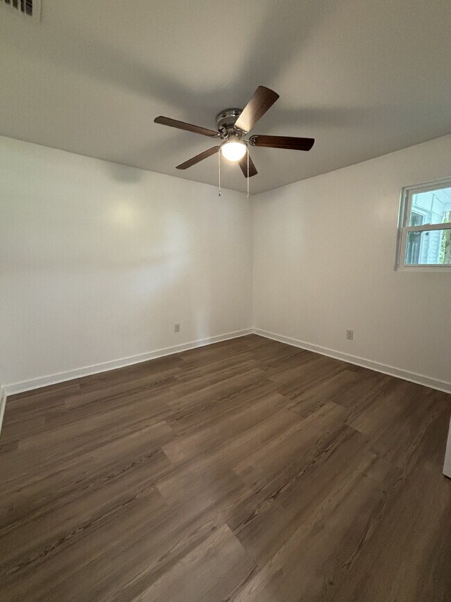 Building Photo - "Charming 2-Bed Oasis in Lynn Haven – Cozy...