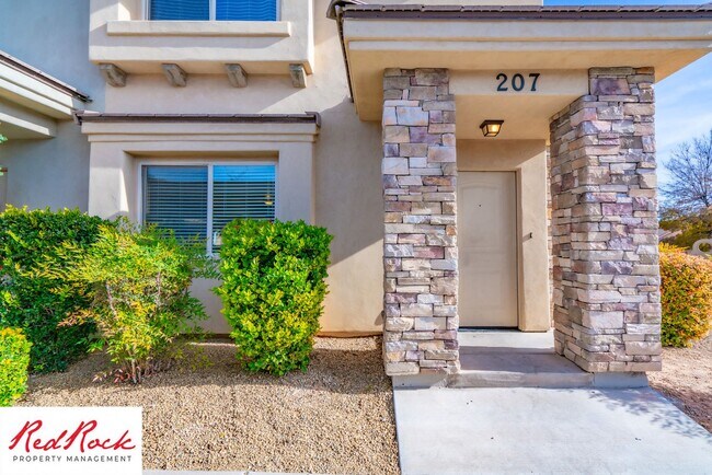 Building Photo - End Unit, DOG-FRIENDLY 3 Bedroom Townhome ...
