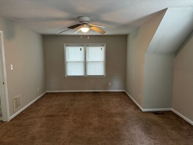 Building Photo - 4 Bedroom 2.5 Bath Home