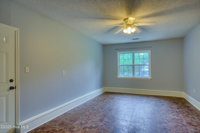 Building Photo - 303 Sedgefield Ct