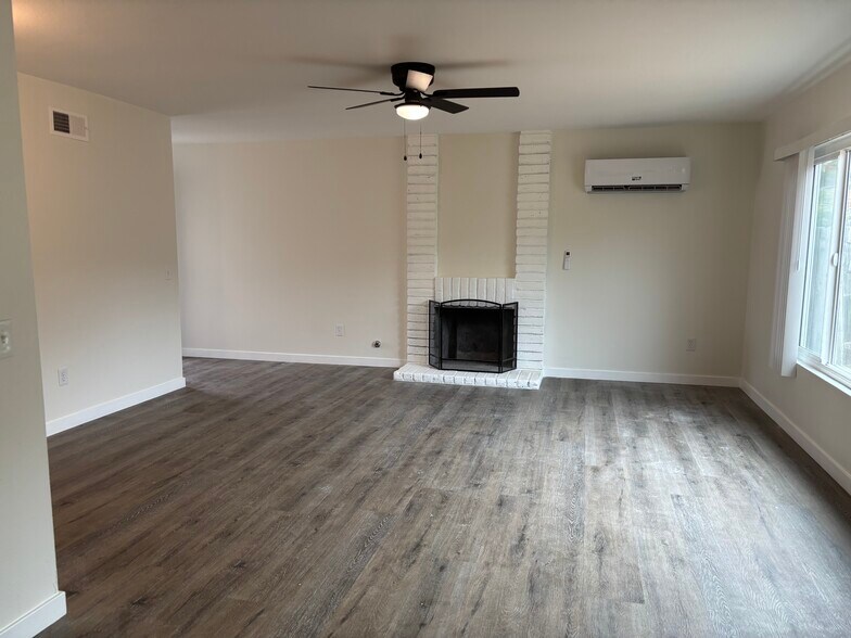 Building Photo - 11385 Almazon St