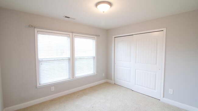 Building Photo - Breathtaking 2 Bd/2.5 Baths End-Unit Townh...