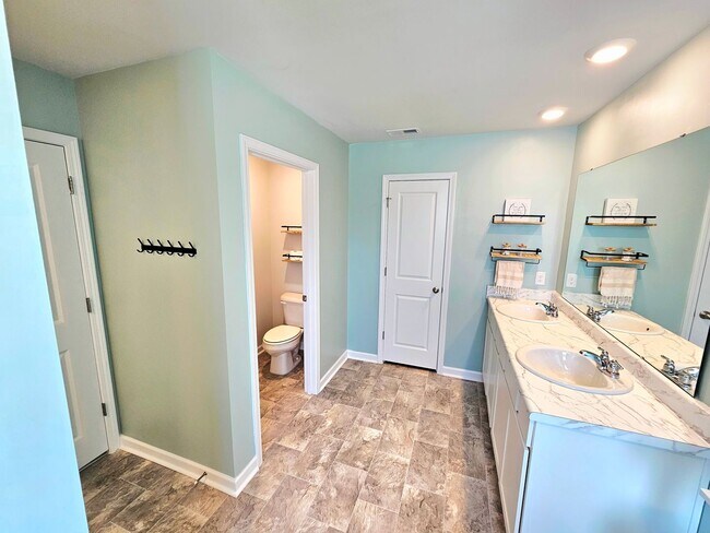 Building Photo - Beautiful Home 4 Bedroom 2.5 Bath