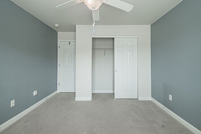 Building Photo - Spacious 5BD, 4BA Castle Rock Home with Fi...
