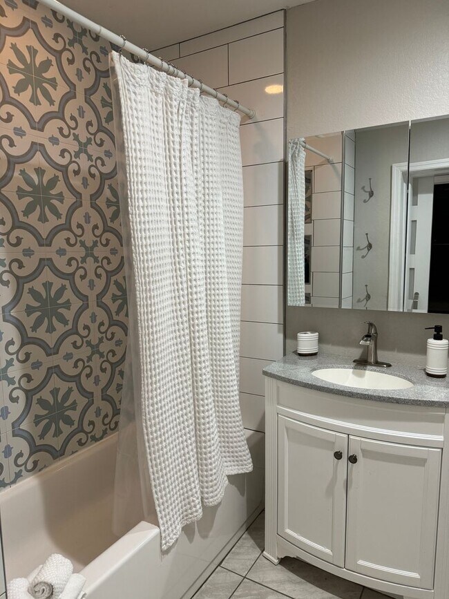 Building Photo - 2 bedroom 1 bath close to downtown Melbourne, FIT and the beaches.