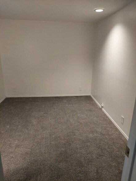 Building Photo - 383 W 750 N