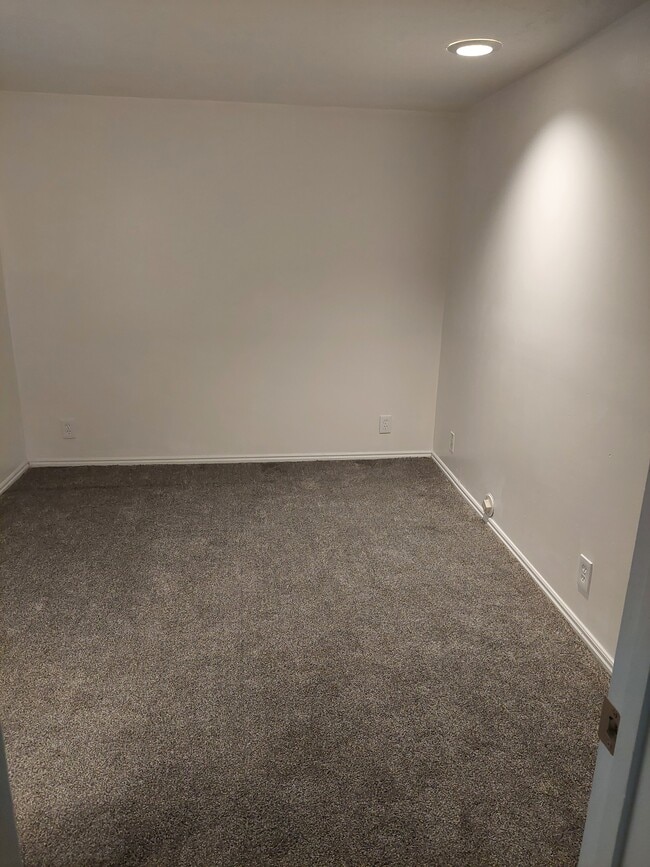 Building Photo - 383 W 750 N