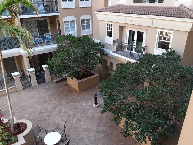 Building Photo - Annual 2/2 condo in luxury building downtown Sarasota!