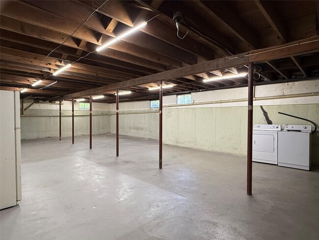Building Photo - 3220 Delmar Dr