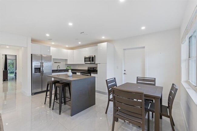 Building Photo - 1409 NE 2nd Ave