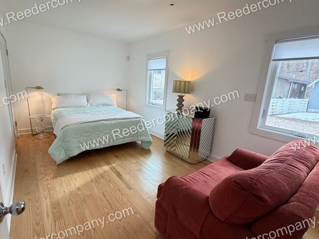 Building Photo - Beautifully updated 3 bed 2 bath house in Miller Beach.