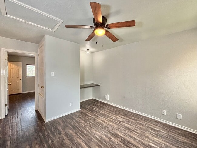 Building Photo - Gorgeous 3 bedroom with loft!