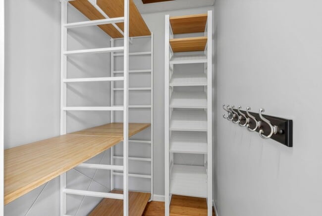 Building Photo - 5399 Thornburg Ct