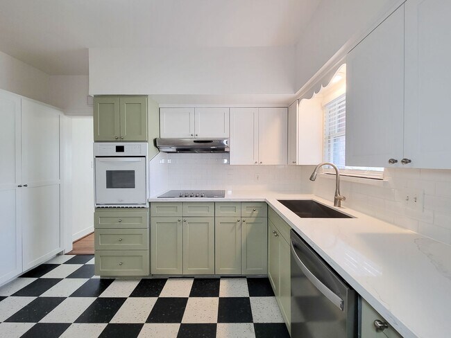 Building Photo - 1728 Hawthorne St