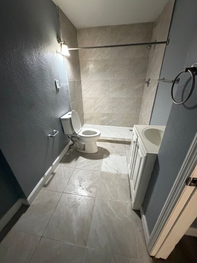 Building Photo - 1215