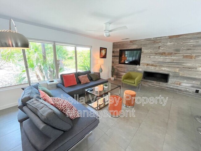 Building Photo - 2885 E Venetia Rd