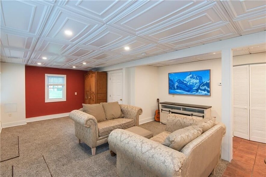 Building Photo - 554 E Main Rd