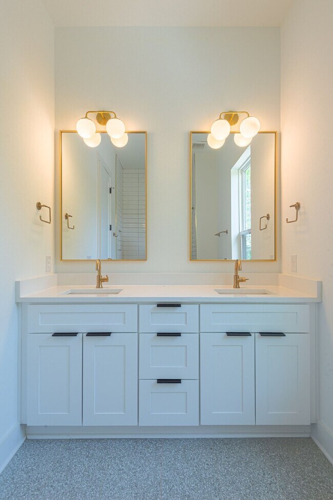 Building Photo - LIKE NEW - Beautiful 4 or 5 BR in Lockelan...