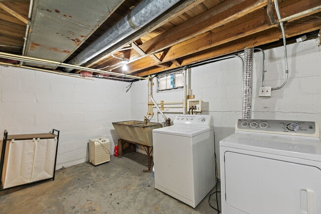 Building Photo - 1105 Woodlawn Cir