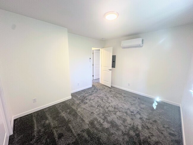 Building Photo - 112 Maple St