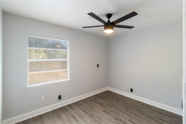 Building Photo - 5846 Castle Lk Dr