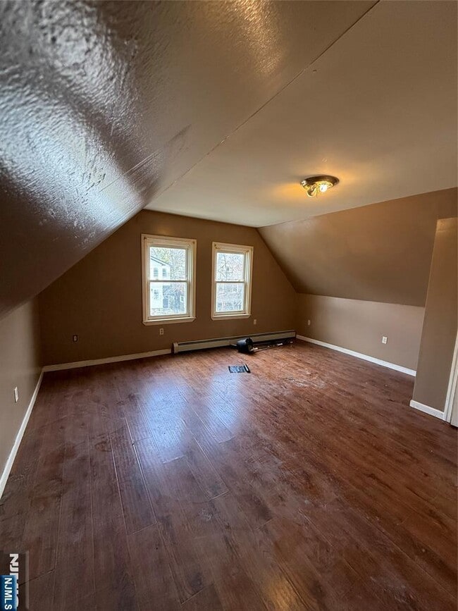 Building Photo - 220 S Burnet St