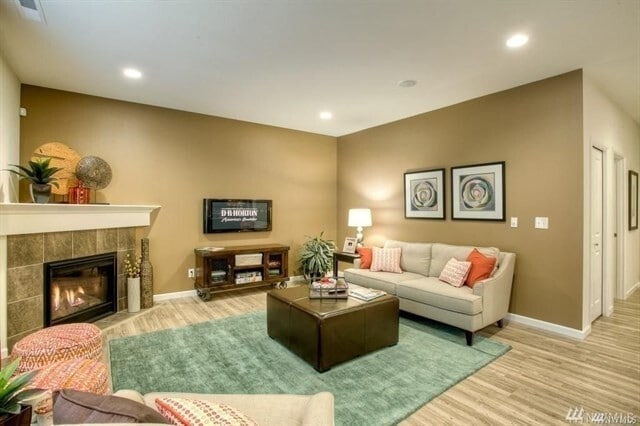 Building Photo - Beautiful 6BD/3BA home nestled in desirable Rainer Ridge neighborhood