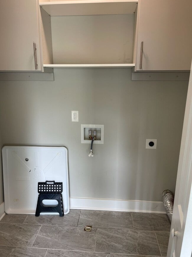 Building Photo - Convenient Living in West End